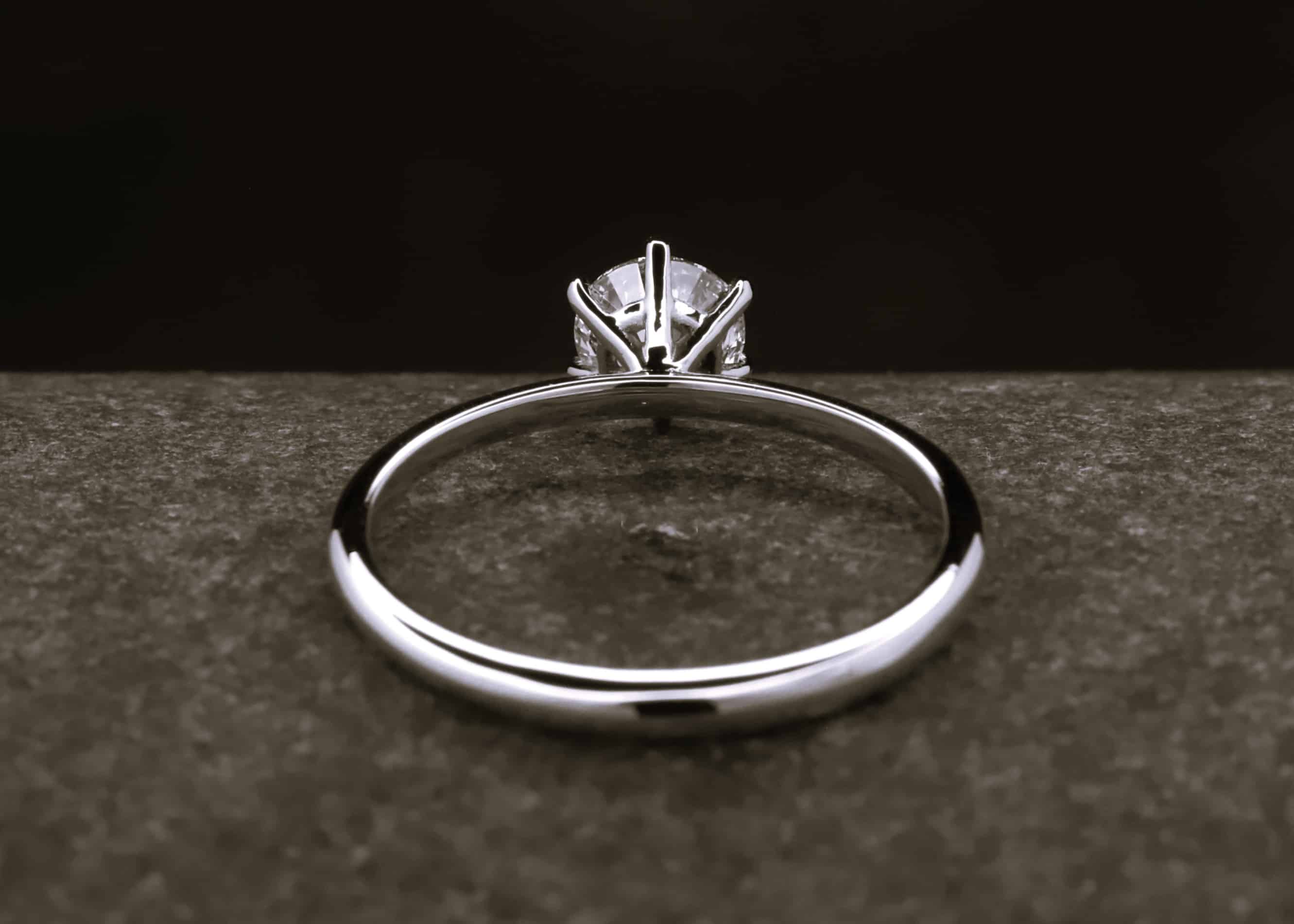Verlobungsring 585er Weißgold mit 0,57ct synthetischem Diamanten im Brillantschliff – Bild 4