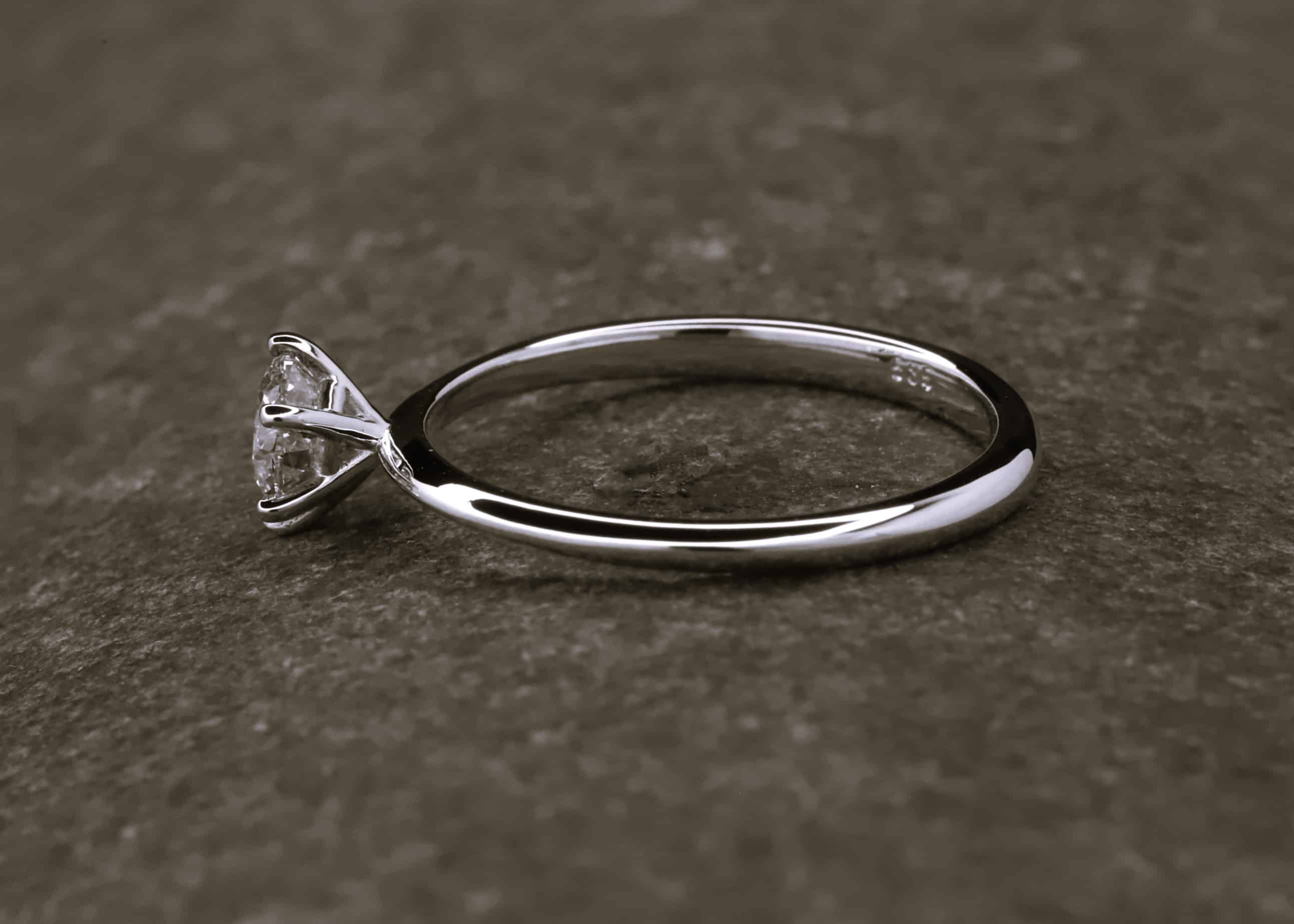 Verlobungsring 585er Weißgold mit 0,57ct synthetischem Diamanten im Brillantschliff – Bild 3