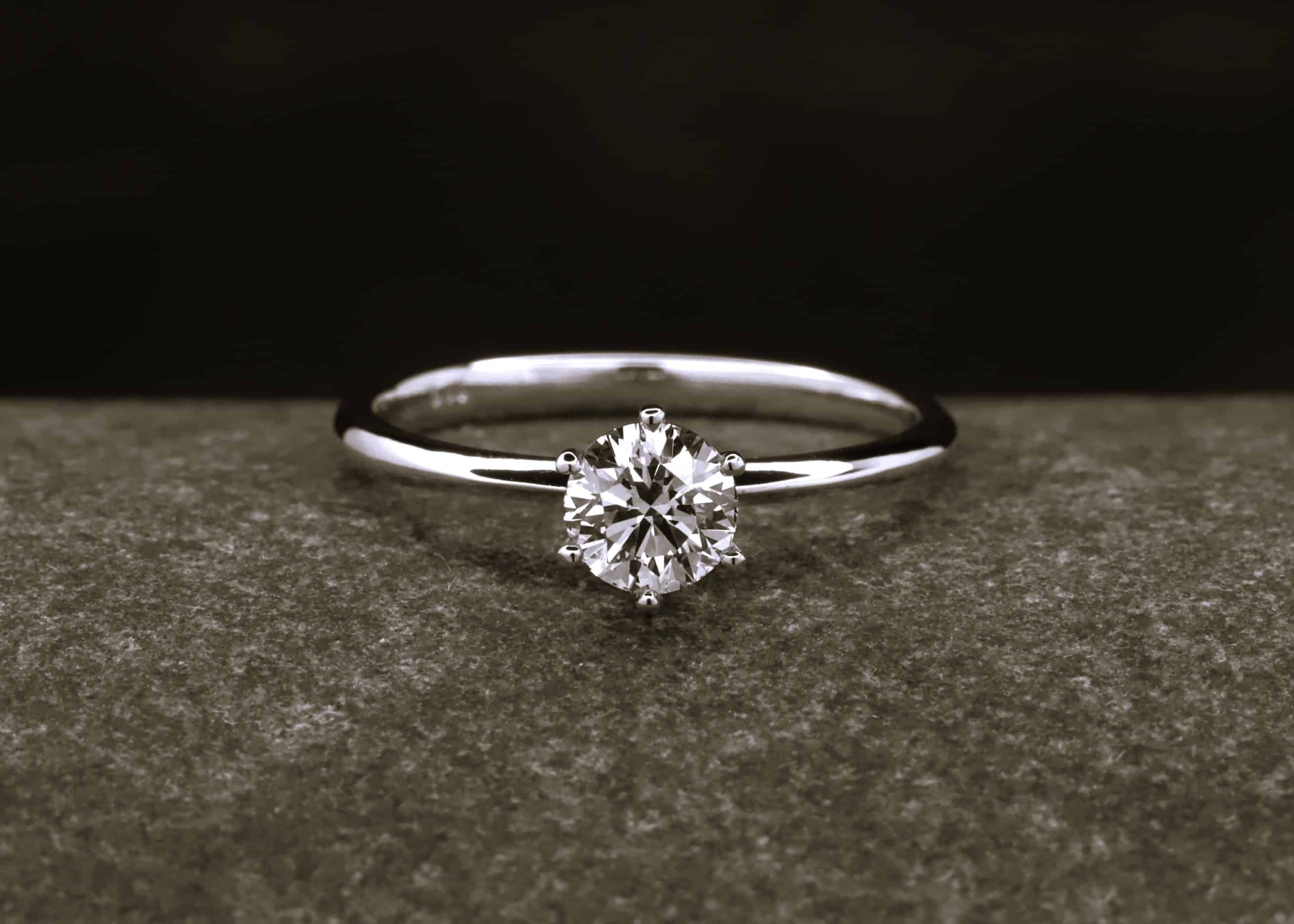 Verlobungsring 585er Weißgold mit 0,57ct synthetischem Diamanten im Brillantschliff – Bild 2