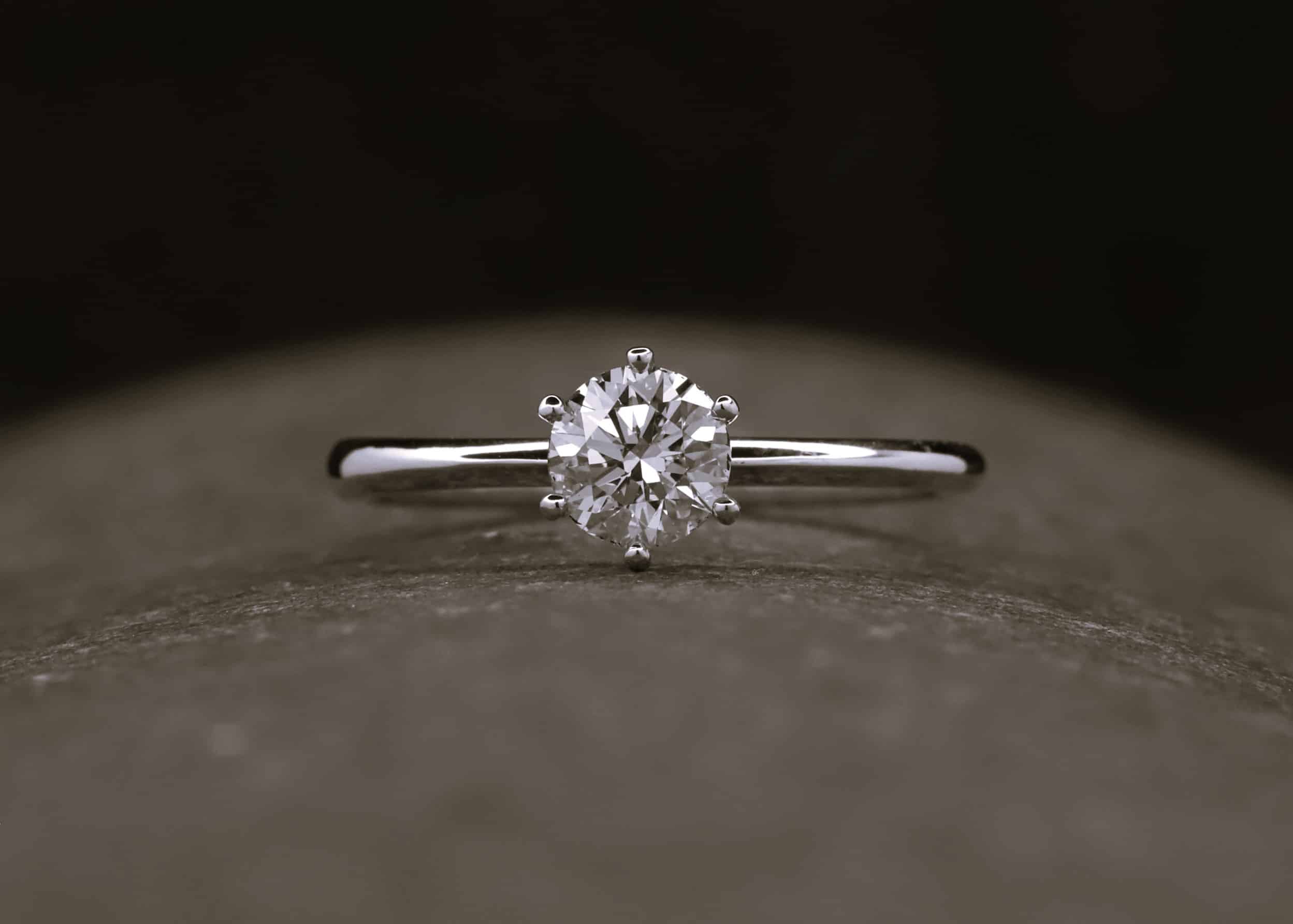 Verlobungsring 585er Weißgold mit 0,57ct synthetischem Diamanten im Brillantschliff
