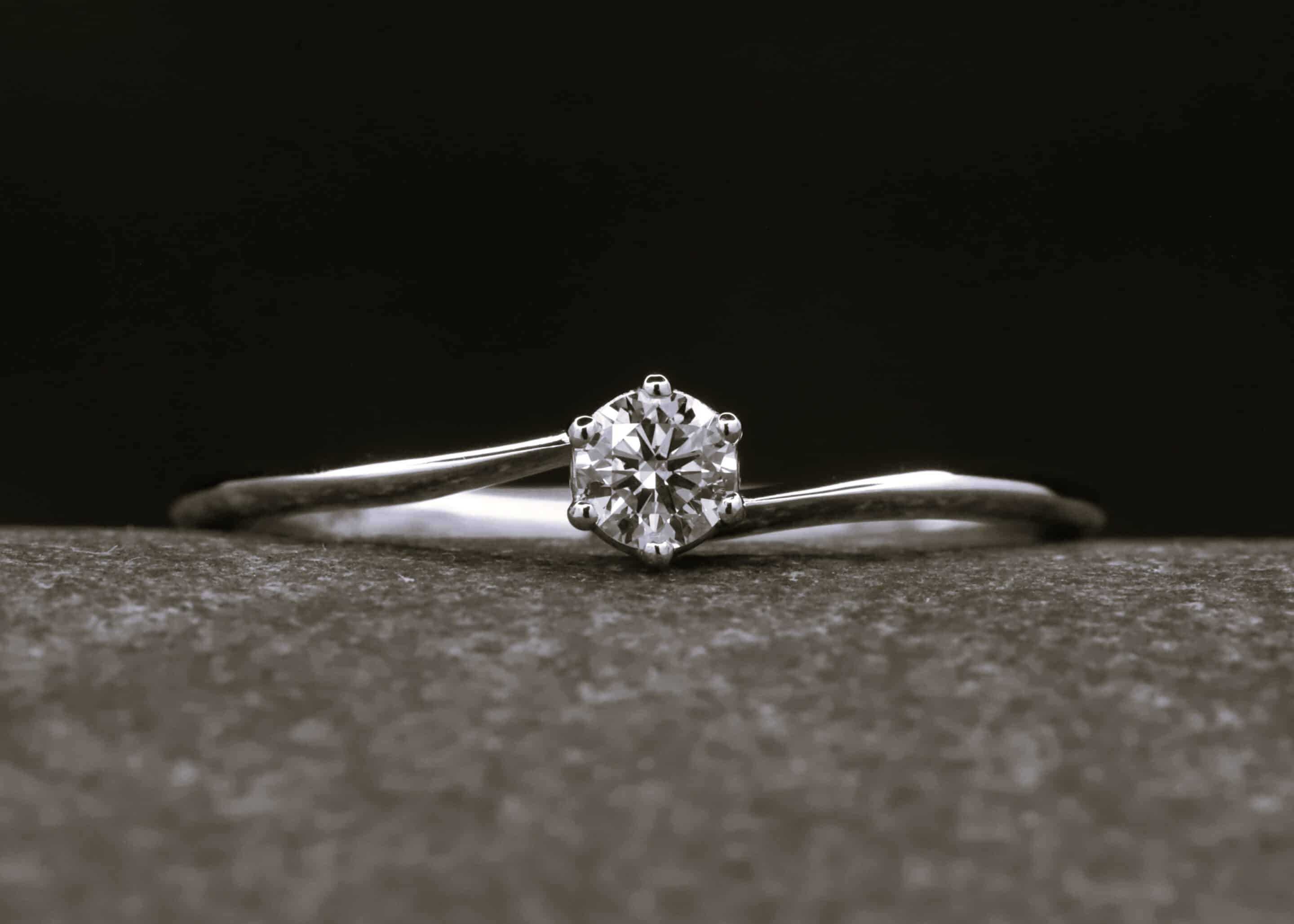 Verlobungsring 585er Weißgold mit 0,18ct synthetischem Diamanten im Brillantschliff