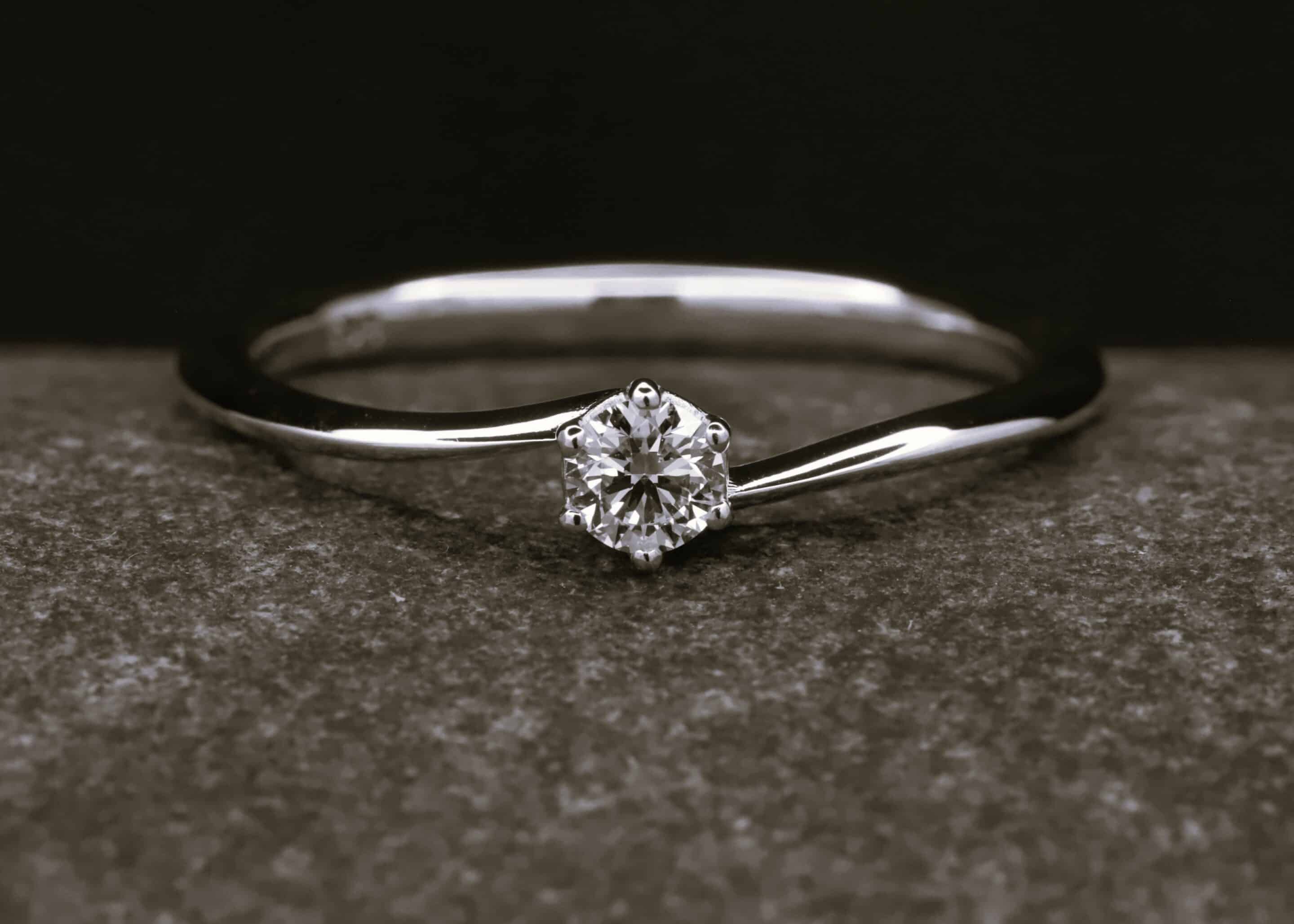 Verlobungsring 585er Weißgold mit 0,18ct synthetischem Diamanten im Brillantschliff – Bild 4
