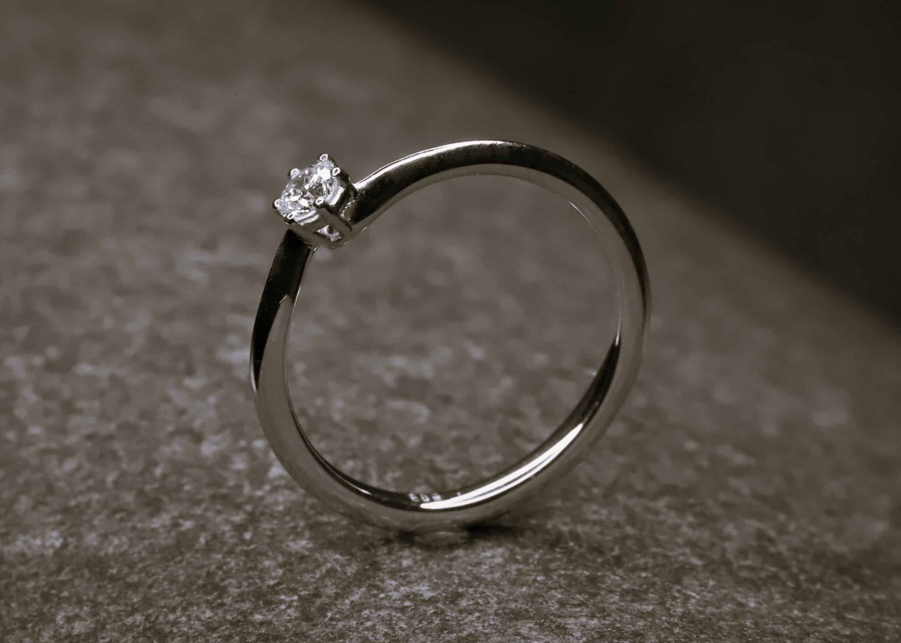 Verlobungsring 585er Weißgold mit 0,18ct synthetischem Diamanten im Brillantschliff – Bild 3