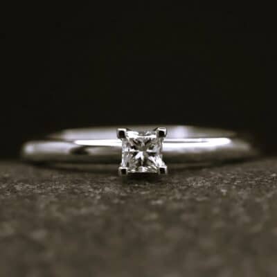 Verlobungsring 585er Weißgold mit 0,21ct synthetischem Diamanten im Princess Schliff