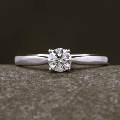 Verlobungsring 585er Weißgold mit 0,391ct synthetischem Diamanten im Brillantschliff