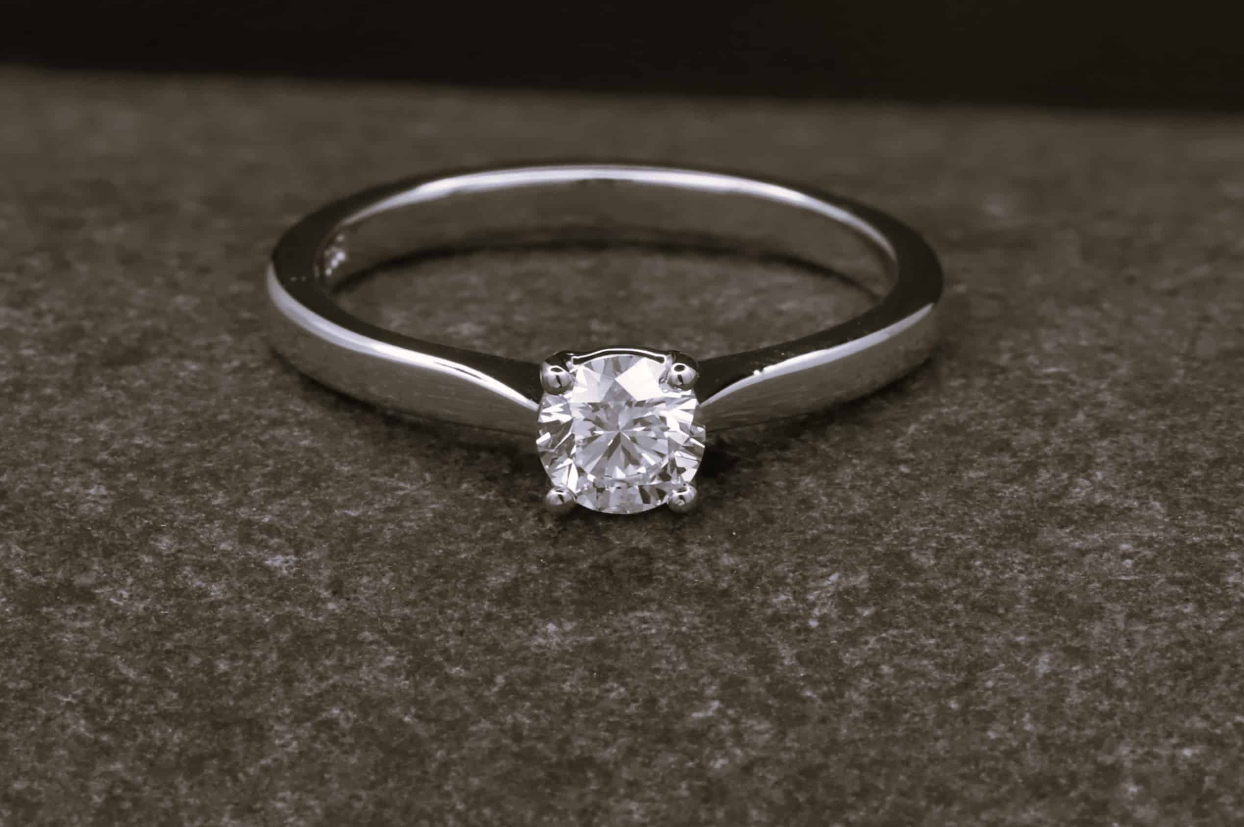 Verlobungsring 585er Weißgold mit 0,391ct synthetischem Diamanten im Brillantschliff – Bild 5