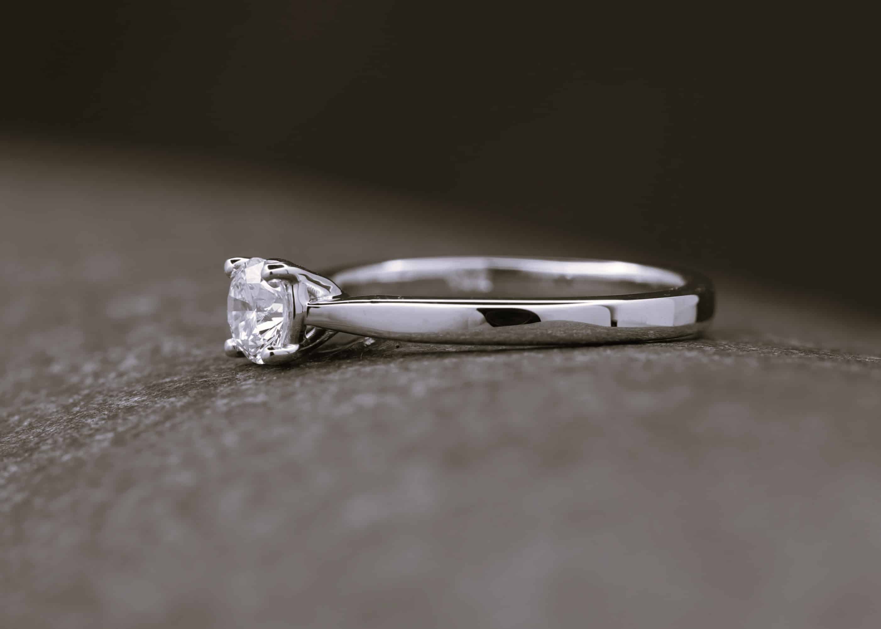 Verlobungsring 585er Weißgold mit 0,391ct synthetischem Diamanten im Brillantschliff – Bild 10