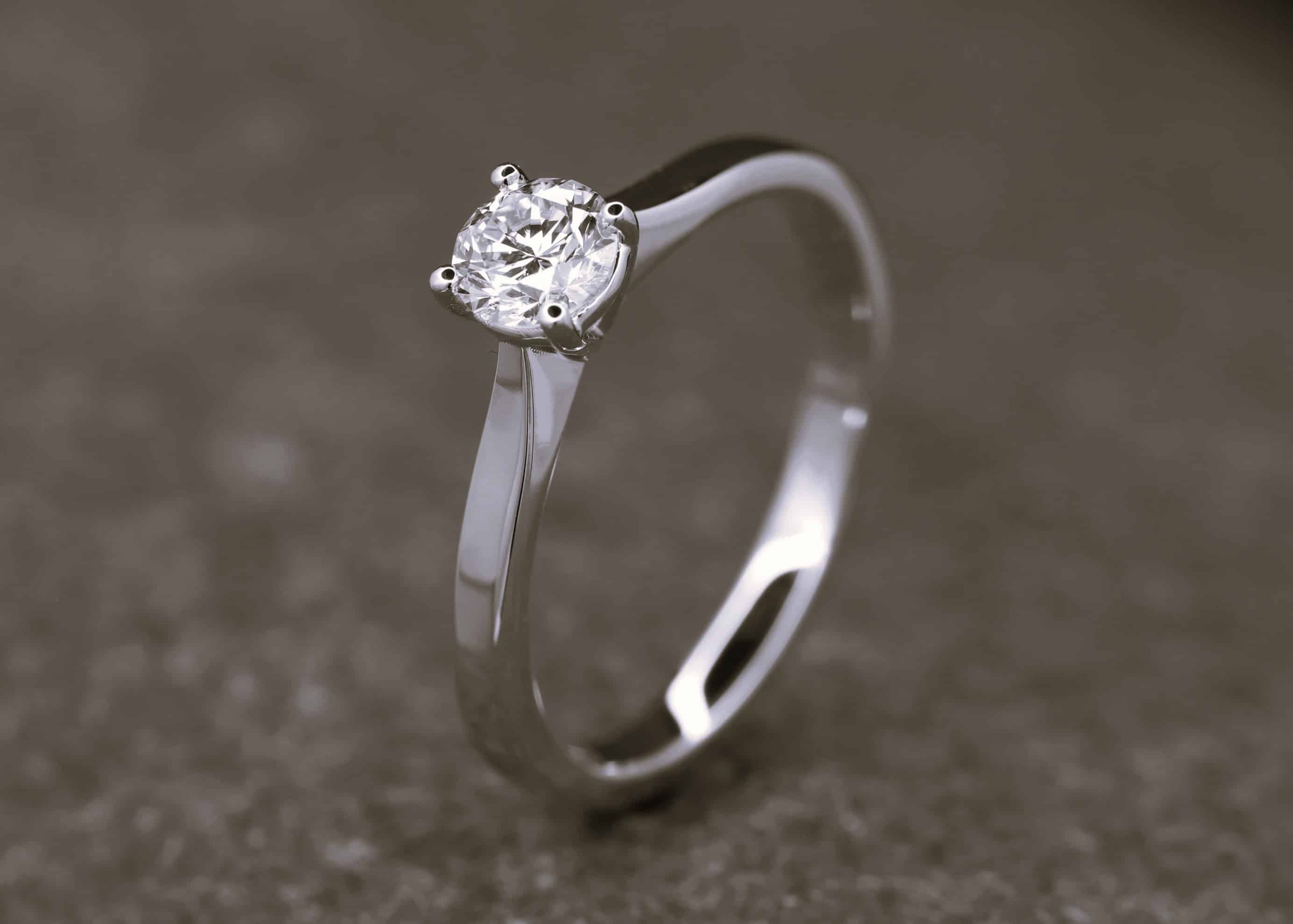 Verlobungsring 585er Weißgold mit 0,391ct synthetischem Diamanten im Brillantschliff – Bild 2