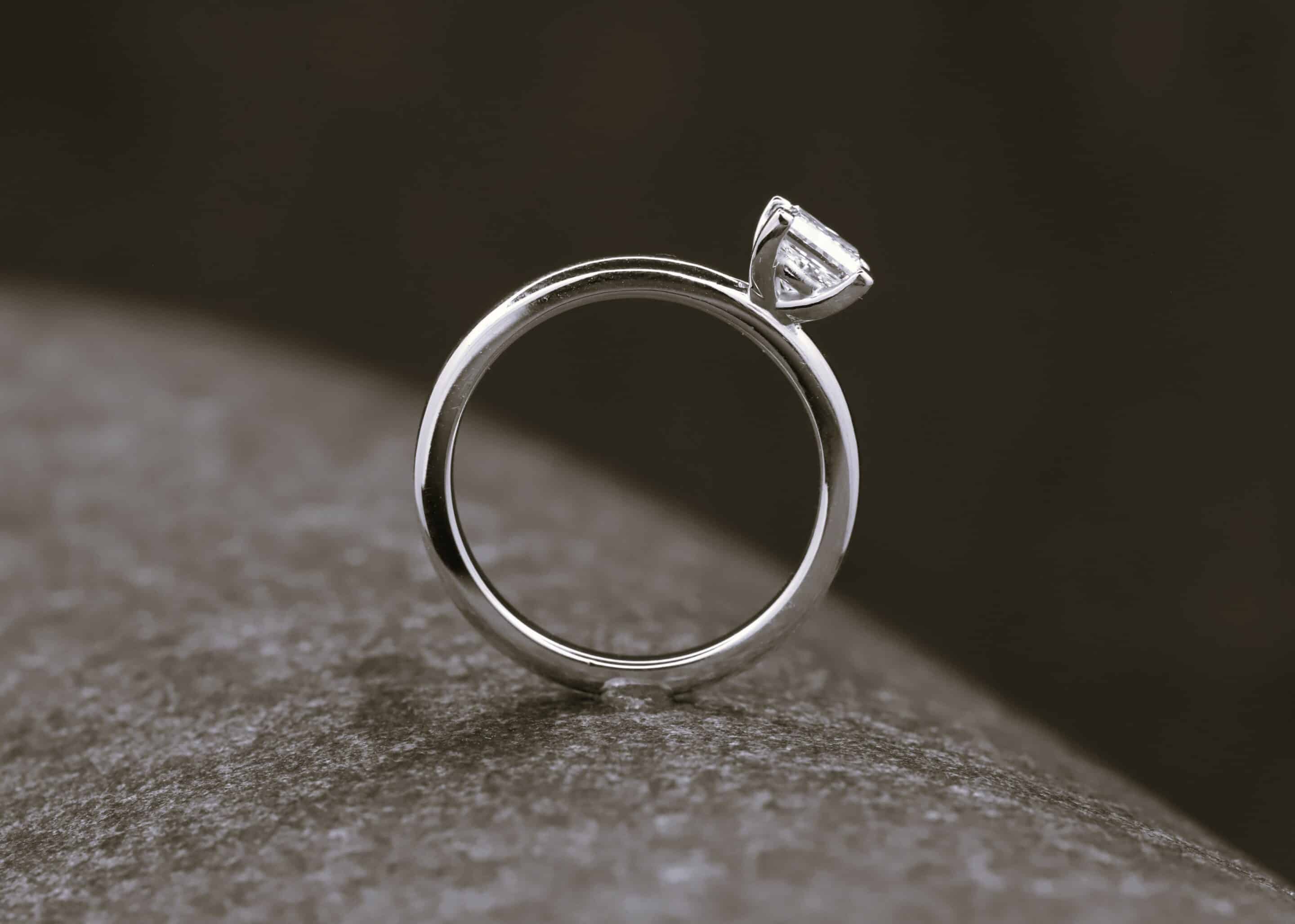 Verlobungsring 585er Weißgold mit 0,68ct synthetischem Diamanten im Princess Schliff – Bild 4