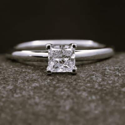 Verlobungsring 585er Weißgold mit 0,68ct synthetischem Diamanten im Princess Schliff