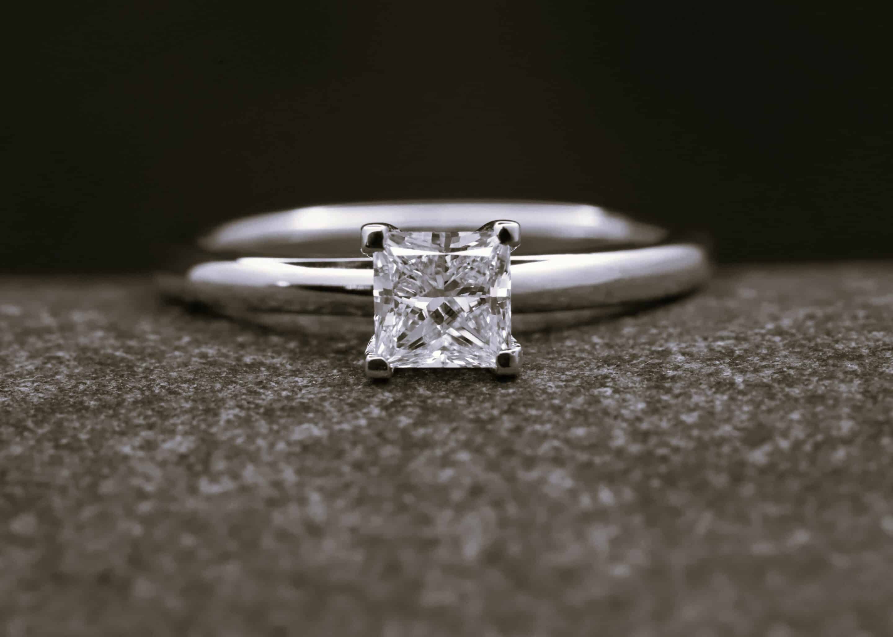 Verlobungsring 585er Weißgold mit 0,68ct synthetischem Diamanten im Princess Schliff