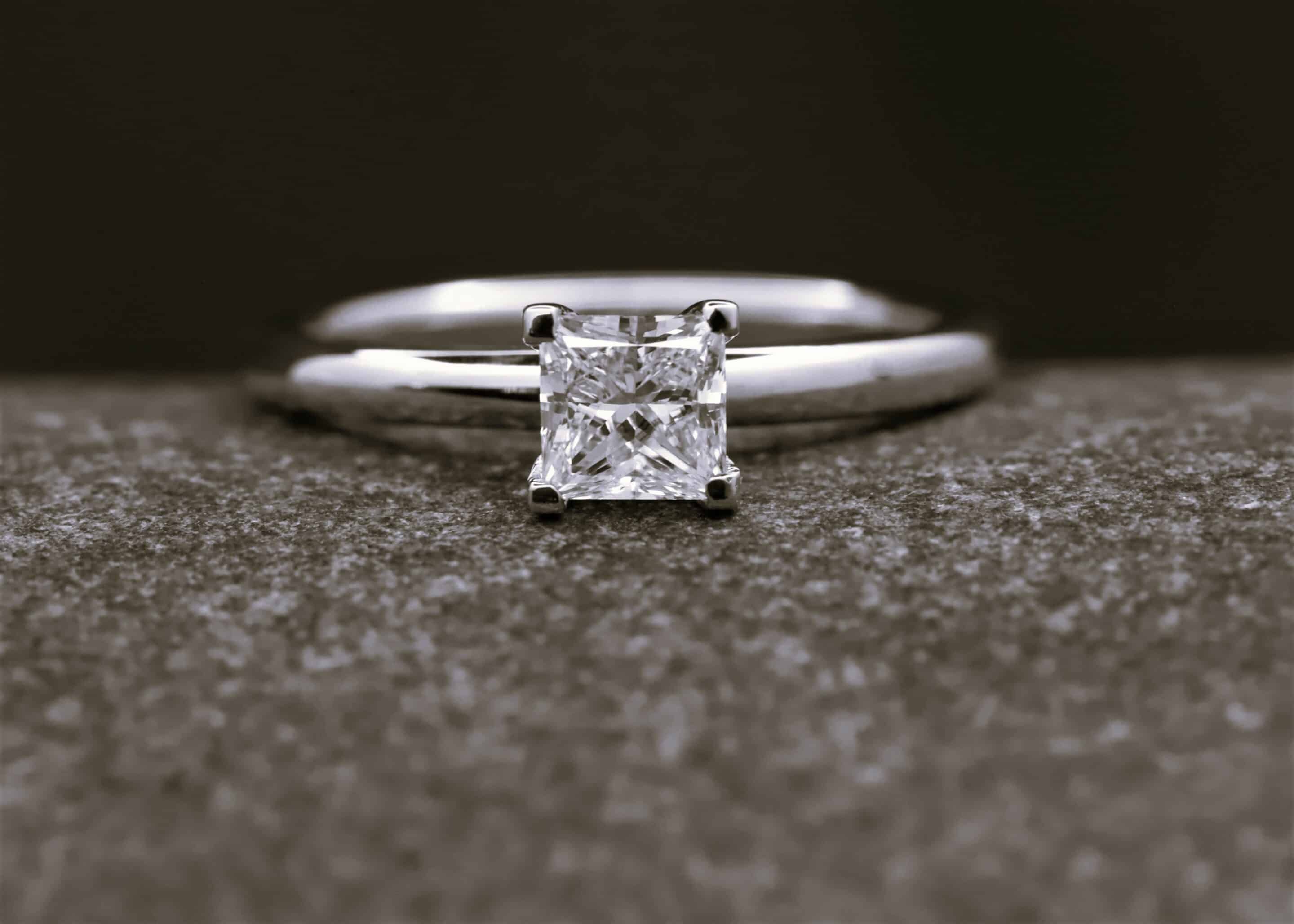 Verlobungsring 585er Weißgold mit 0,68ct synthetischem Diamanten im Princess Schliff – Bild 9