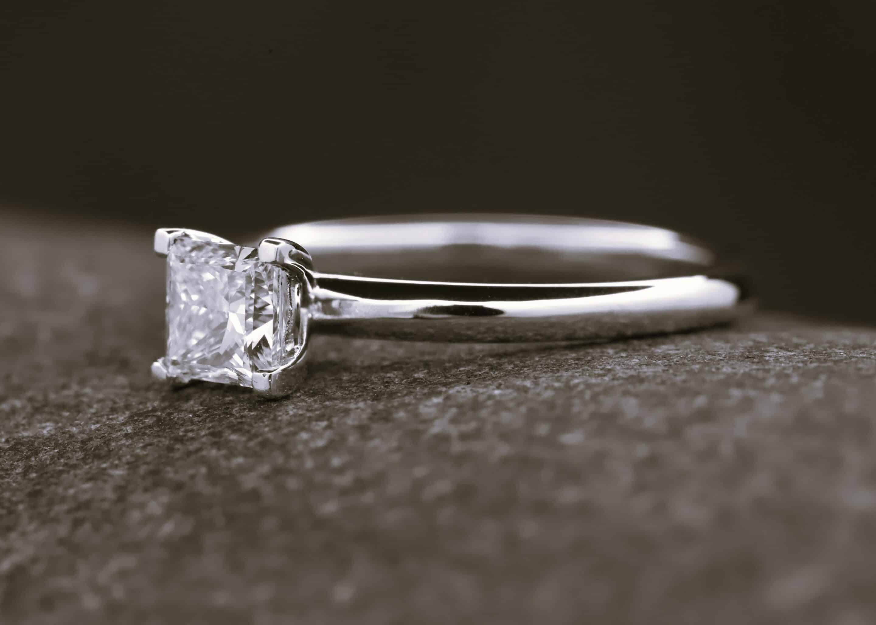 Verlobungsring 585er Weißgold mit 0,68ct synthetischem Diamanten im Princess Schliff – Bild 8