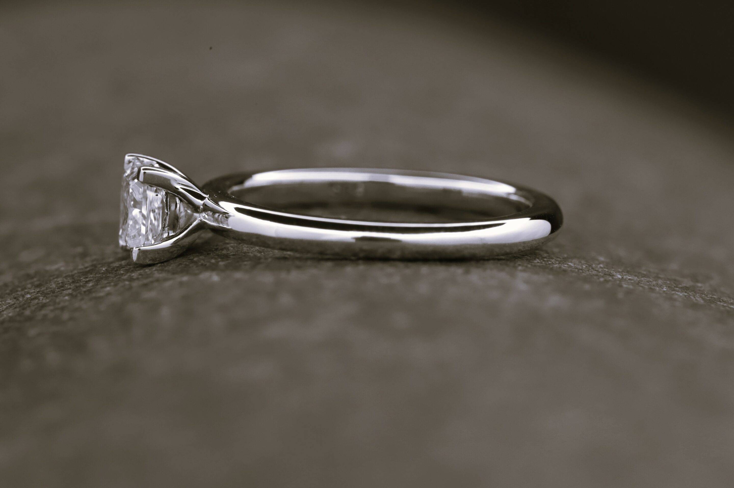 Verlobungsring 585er Weißgold mit 0,68ct synthetischem Diamanten im Princess Schliff – Bild 7