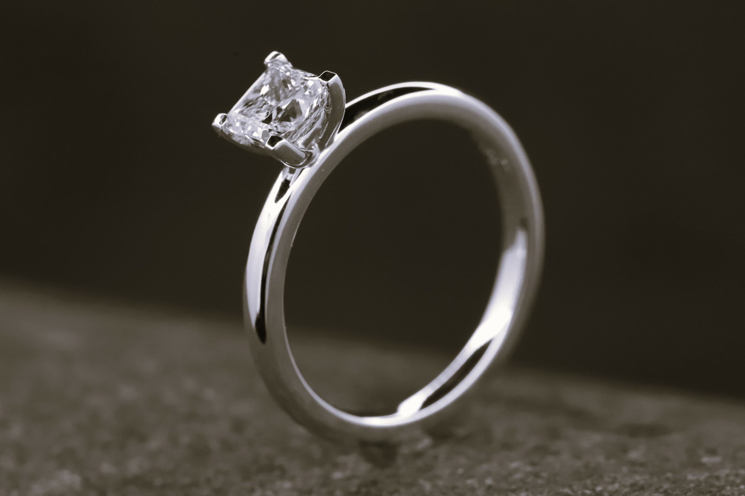 Verlobungsring 585er Weißgold mit 0,68ct synthetischem Diamanten im Princess Schliff – Bild 2