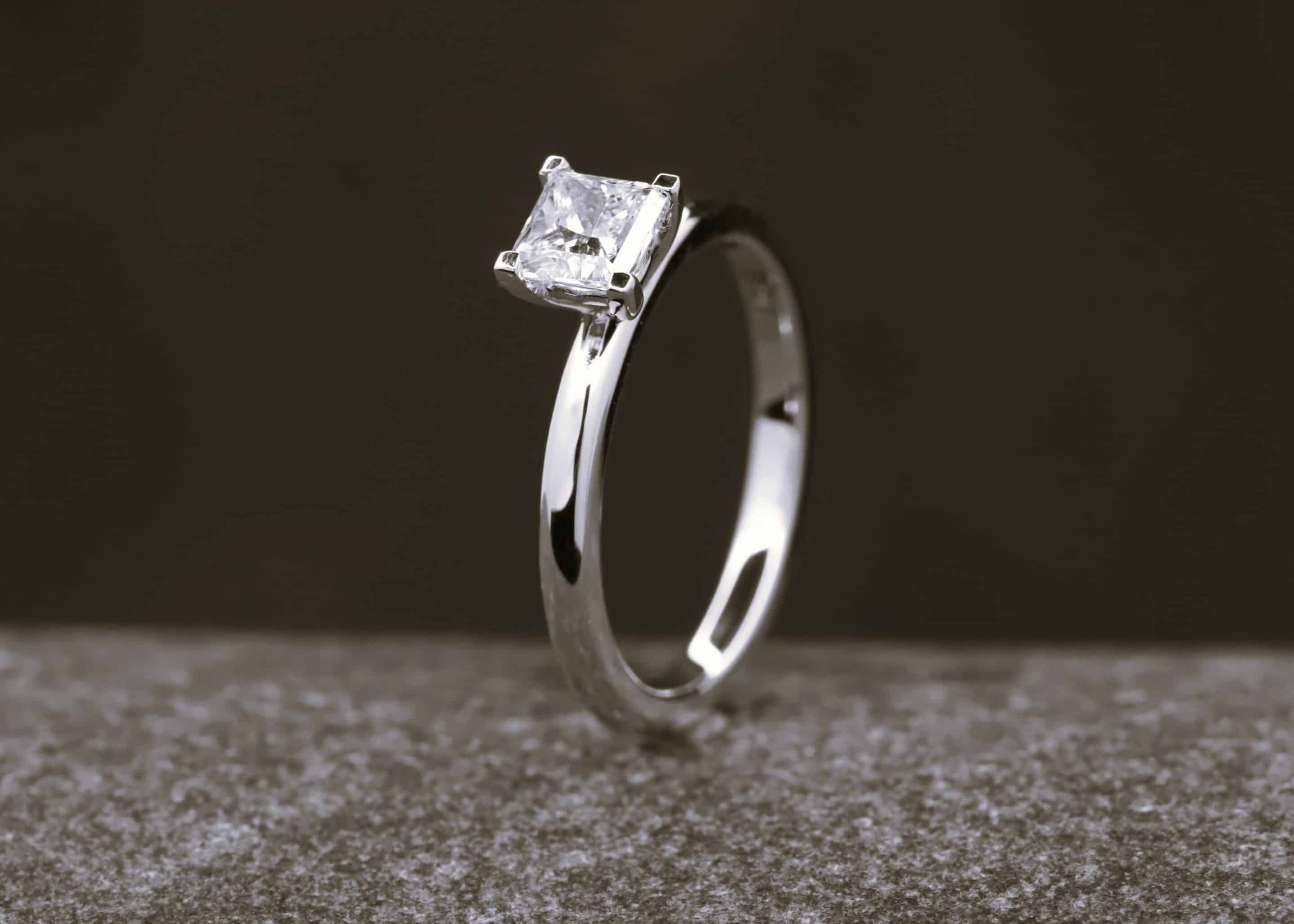 Verlobungsring 585er Weißgold mit 0,68ct synthetischem Diamanten im Princess Schliff – Bild 5