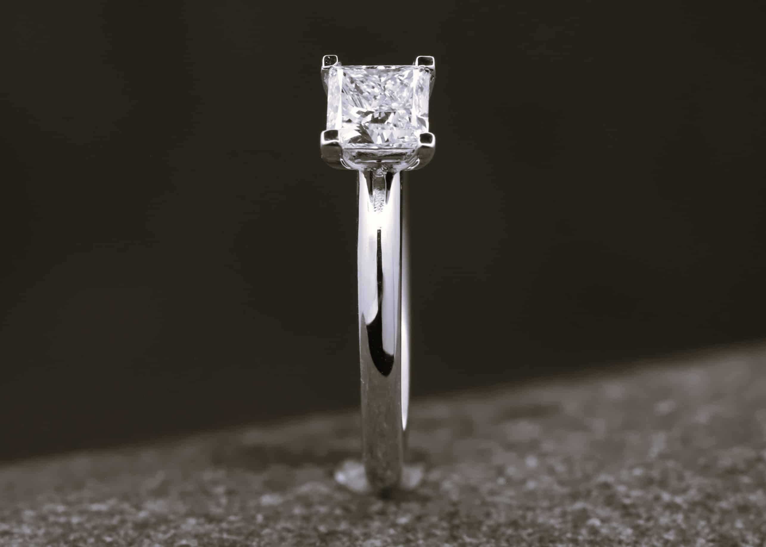 Verlobungsring 585er Weißgold mit 0,68ct synthetischem Diamanten im Princess Schliff – Bild 3