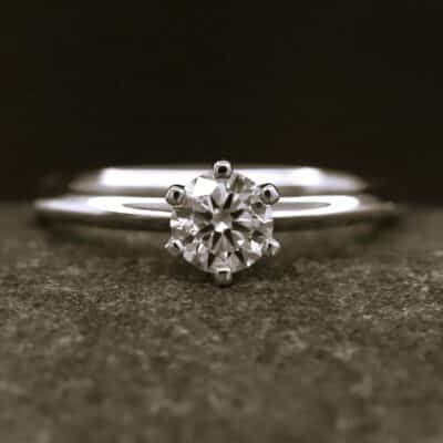 Verlobungsring 585er Weißold mit 0,54ct synthetischem Diamanten im Brillantschliff