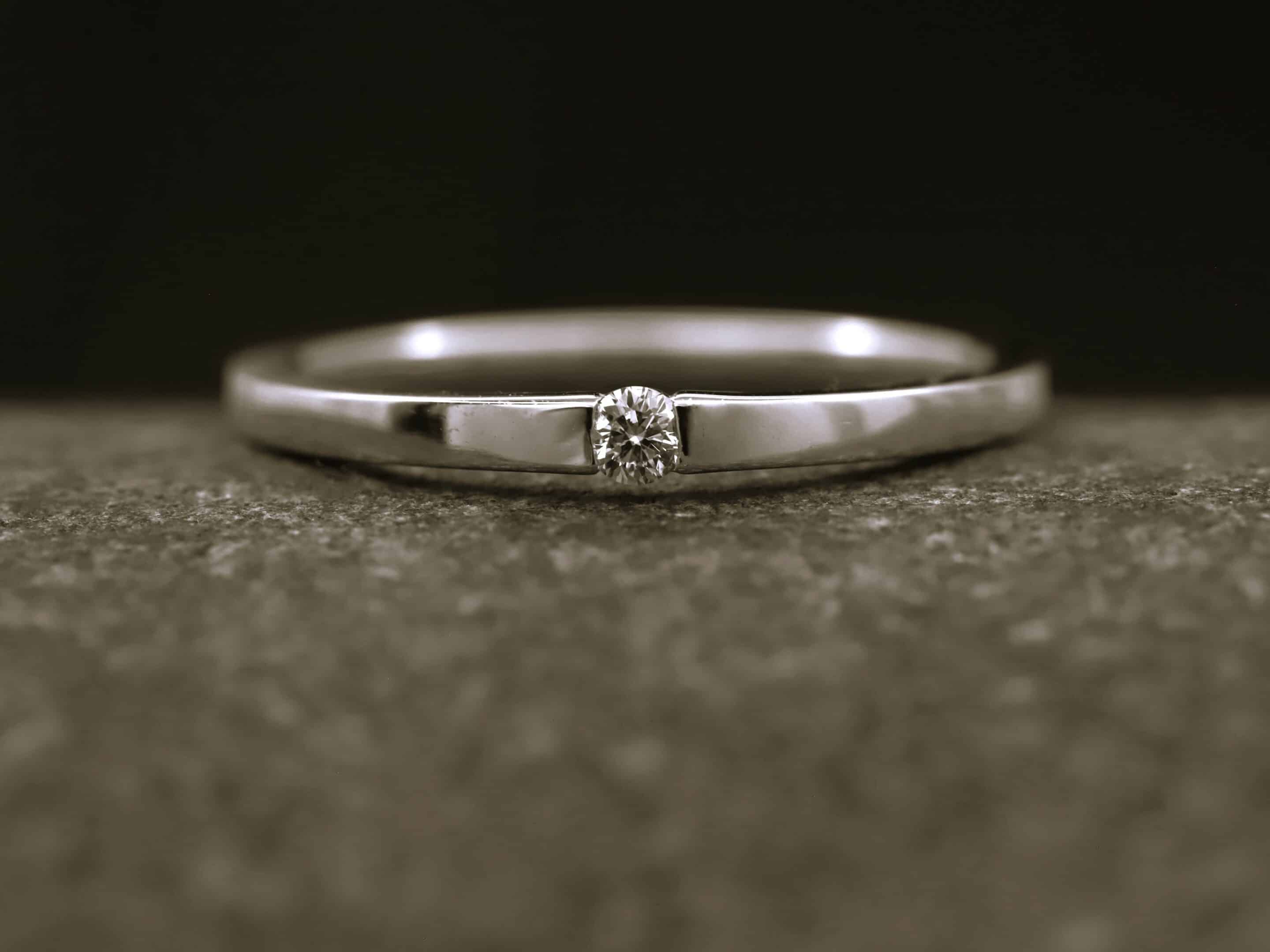 Verlobungsring 585er Weißgold mit 0,05ct synthetischem Diamanten im Brillantschliff