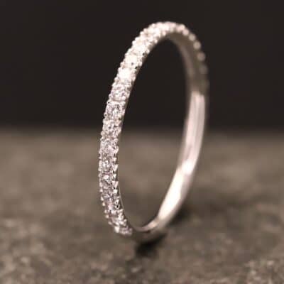 Beisteckring mit Krönchenfassung in 585er Weißgold mit synthetischen Brillanten je 0,015ct