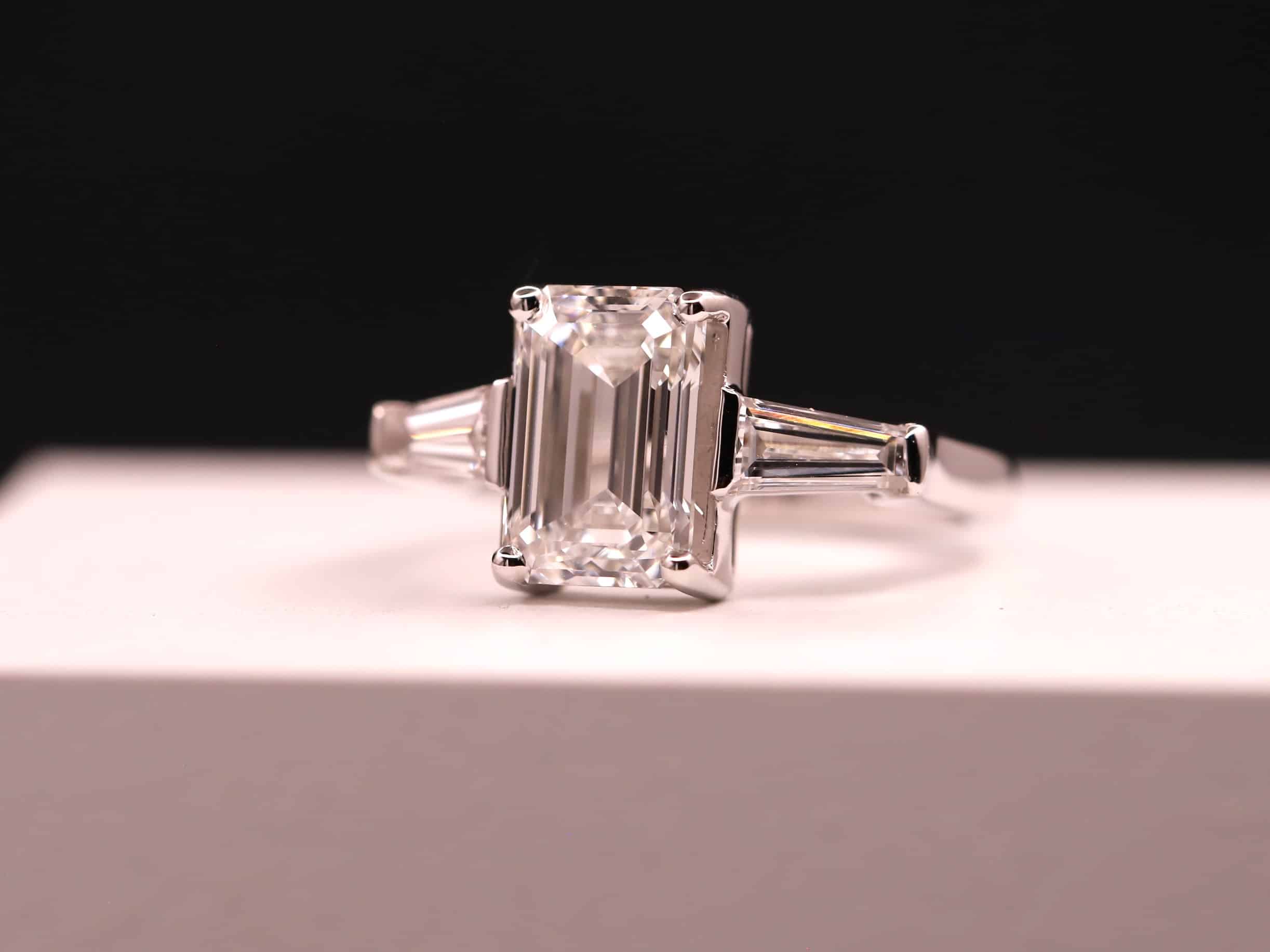 Verlobungsring 585er Weißgold mit 2,5ct synthetischen Diamanten im Smaragdschliff – Bild 7