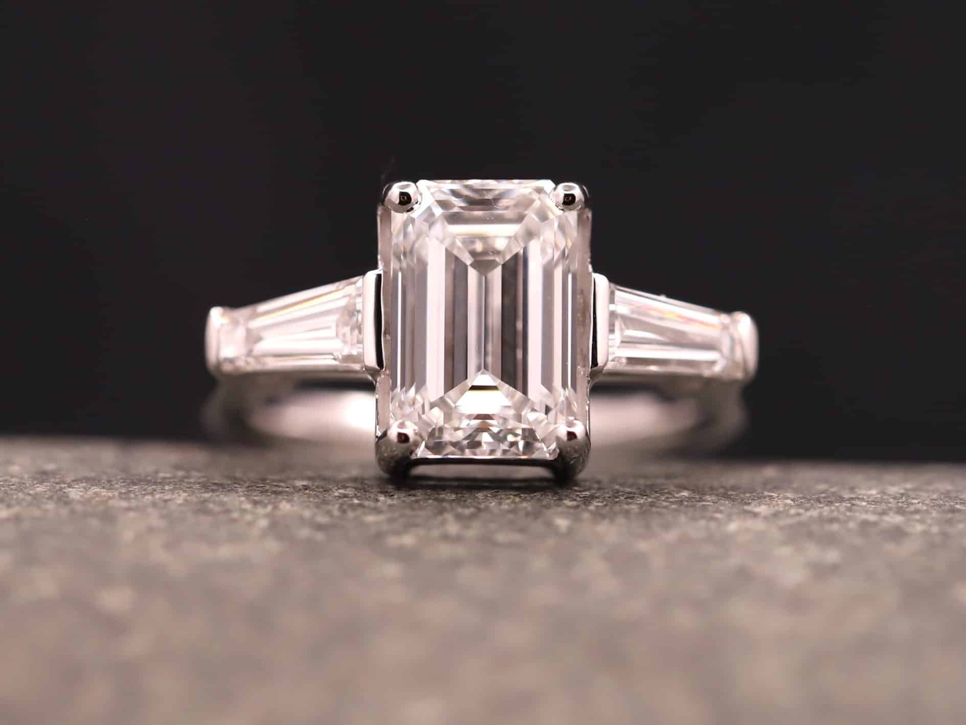 Verlobungsring 585er Weißgold mit 2,5ct synthetischen Diamanten im Smaragdschliff – Bild 3