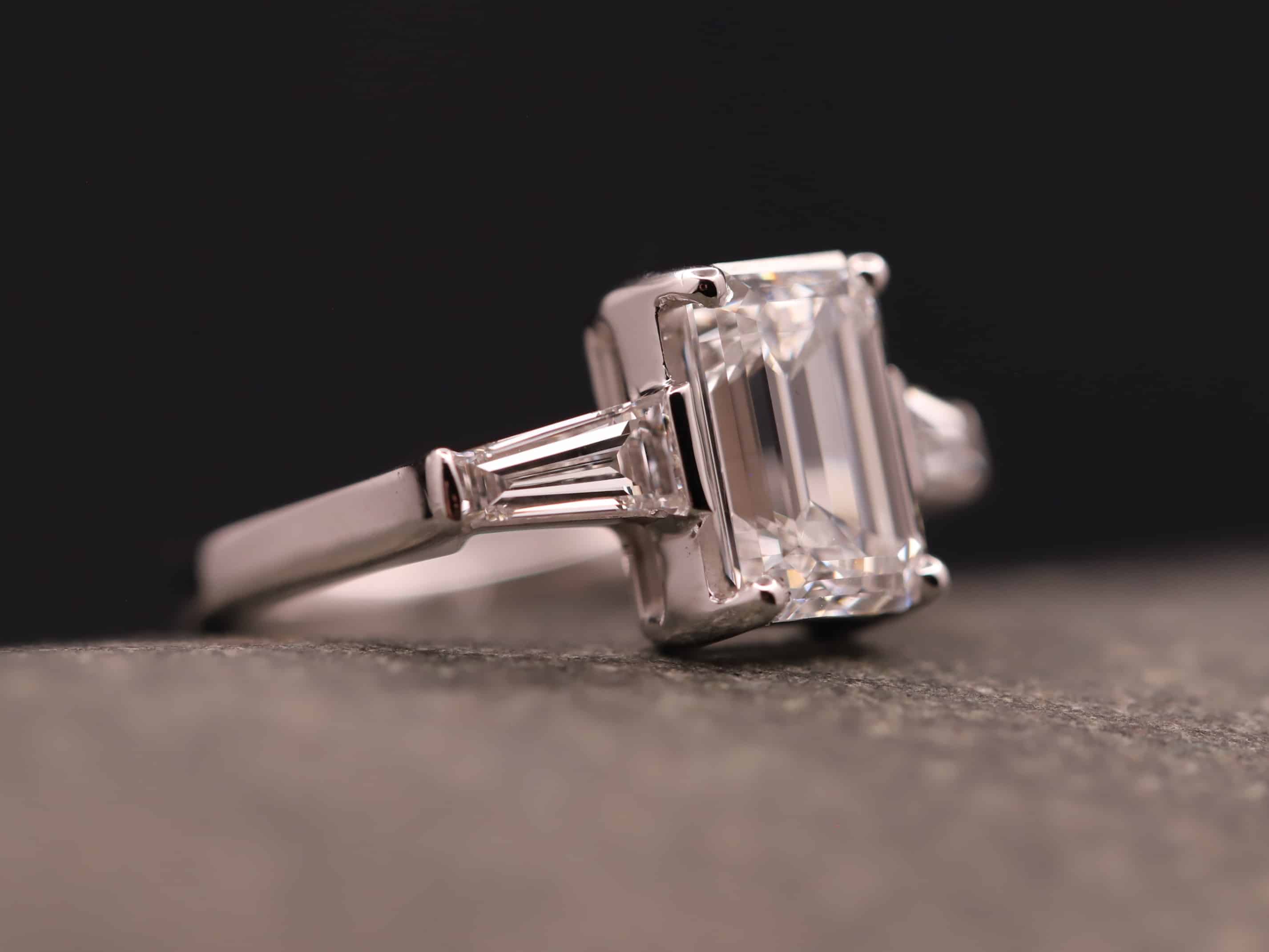 Verlobungsring 585er Weißgold mit 2,5ct synthetischen Diamanten im Smaragdschliff