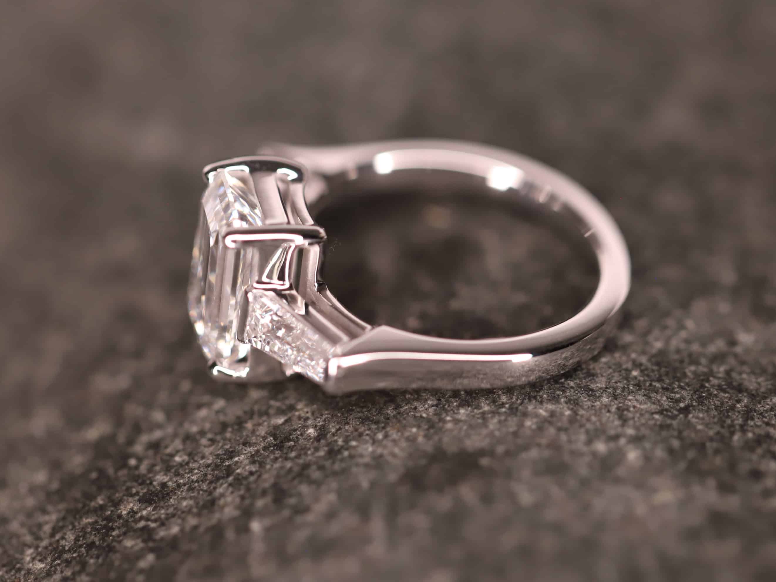 Verlobungsring 585er Weißgold mit 2,5ct synthetischen Diamanten im Smaragdschliff – Bild 2