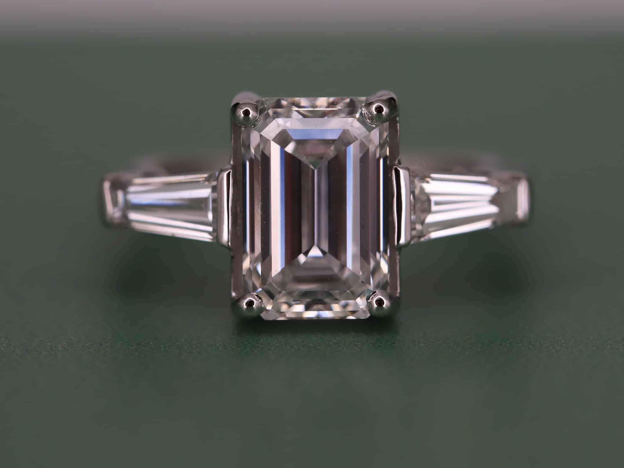 Verlobungsring 585er Weißgold mit 2,5ct synthetischen Diamanten im Smaragdschliff – Bild 5
