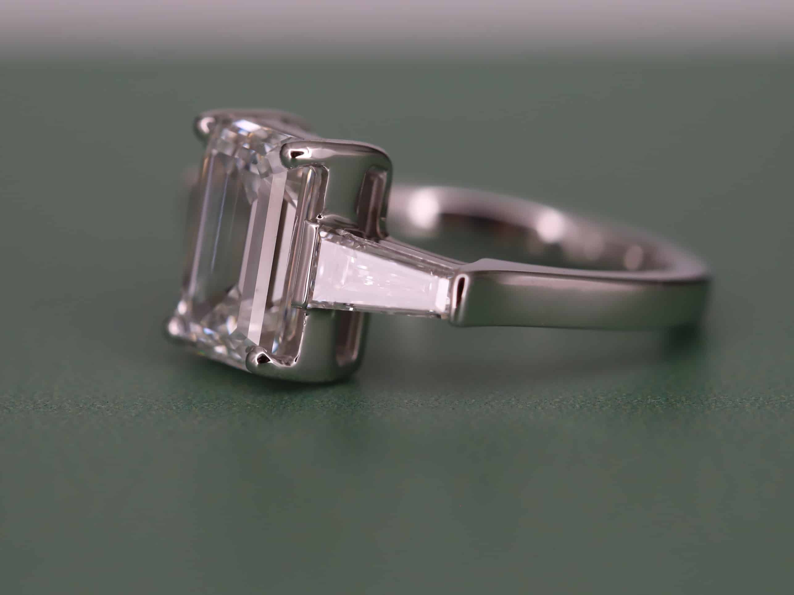 Verlobungsring 585er Weißgold mit 2,5ct synthetischen Diamanten im Smaragdschliff – Bild 4