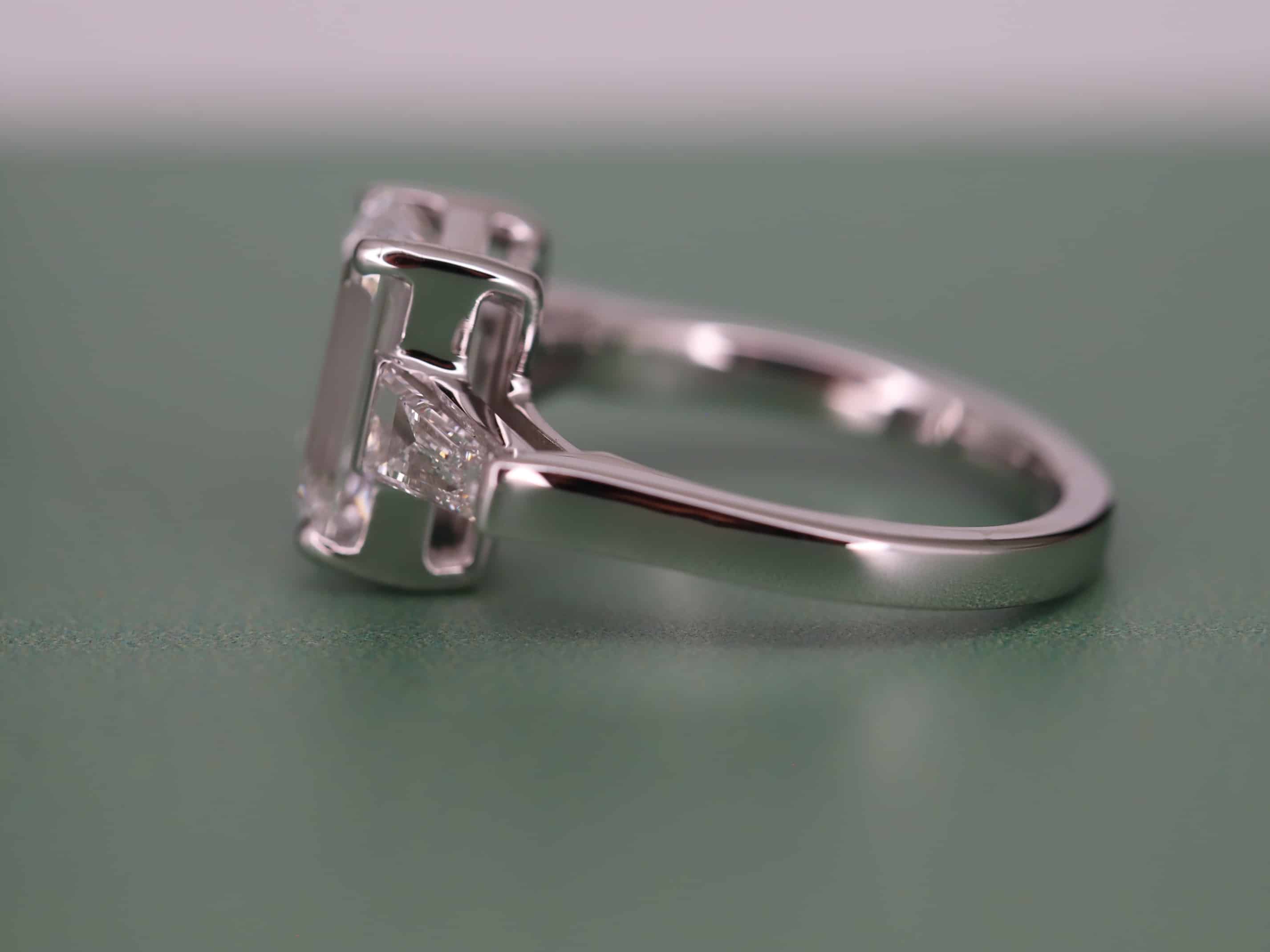 Verlobungsring 585er Weißgold mit 2,5ct synthetischen Diamanten im Smaragdschliff – Bild 6